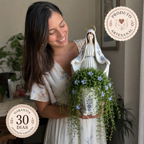 Nossa Senhora Jardim Celeste - Vaso Artesanal Pintado à Mão com Planta Artificial